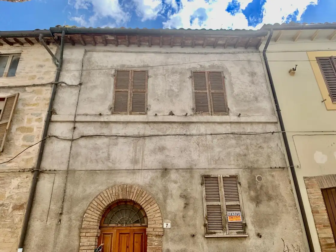 MARCHE Camerino centro storico Palazzetto cielo terra con giardino di proprietà